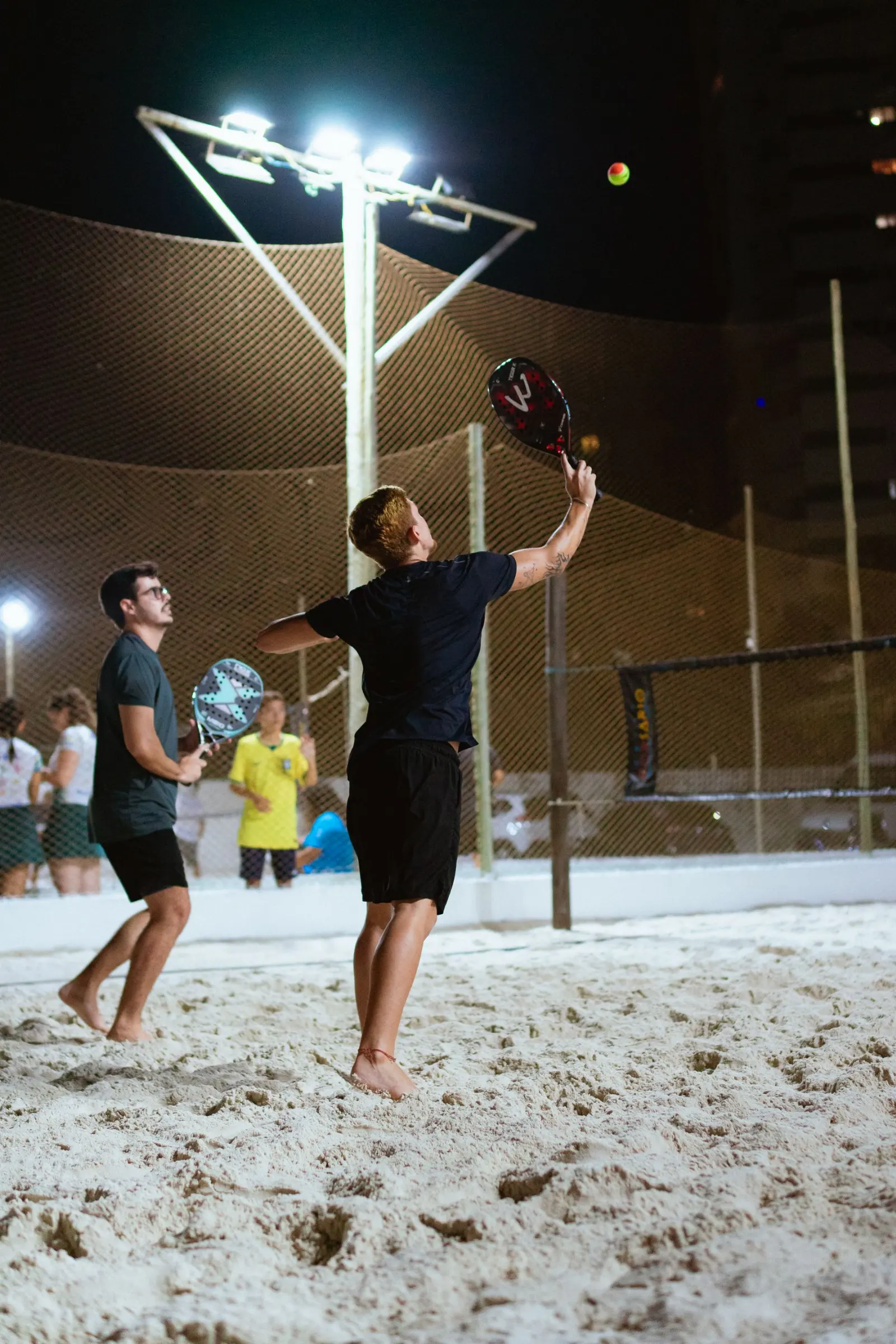 Jogo de beach tennis à noite